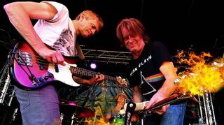Die Formation „Rockanarchie“ gastiert im Pumpwerk. Rudi Spiller am Bass (l.) und Thomas Blug an der Gitarre heizen den Fans ein.