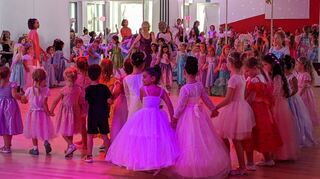 Majestäten bitten zum Tanz: Glückliche Gesichter und prunkvolle Kleider prägen das Bild beim Schlossfest bei Feils.