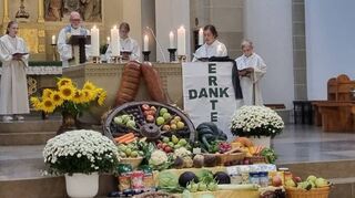 Pfarrer Walter Sauer zelebriert den Gottesdienst zu Erntedank in der Ketscher Kirche St. Sebastian.