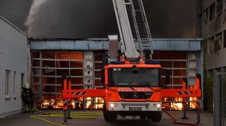 Schwere Löscharbeiten beim Brand einer Wäscherei in Walldorf.