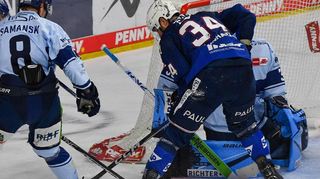 Mannheims Tom Kühnhackl (M.) mühte sich vergebens: Der Puck wollte gegen Straubing nicht über die Torlinie.