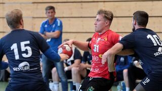In der Verbandsliga schenken sich St. Leon/Reilingen und Hockenheim – hier HSGler Willi Fink (Mitte) gegen Felix Gubernatis (l.) und Leon Pesser – nichts.
