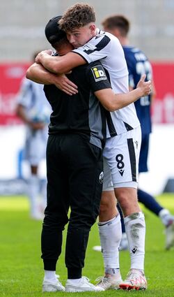 Schon nach dem Unentschieden gegen Viktoria Köln weiß Sandhausens Cheftrainer Danny Galm (l.), bei wem er sich bedanken kann: Richard Meier. In Freiburg trifft Meier nun zum 2:0.