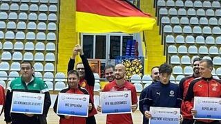 Tobias Lacher schwenkt beim NBC-Pokal in Kroatien die Deutschland-Fahne. Davor Jürgen Cartharius vom VKC.