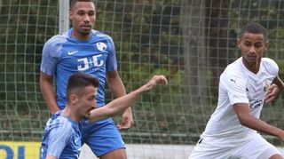 Der Schwetzinger Mittelfeldspieler Mert Aydin versucht beim 1:4 des SV 98 gegen Ziegelhausen/Peterstal Tyrese Dia die Kugel abzunehmen.