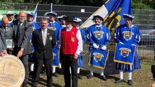 Gratulanten zum 100. Geburtstag: vorm Fanfarenzug der Rennstadt, Bürgermeister Thomas Jakob-Lichtenberg (v. l.), Vorsitzender der Badischen Sportjugend beim Badischen Sportbund Nord Magnus Müller, Künstlerin Carina Breithaupt, Schützenmeister Thorsten Kraft, Oberschützenmeister Stefan Spitzer, 1. Vizepräsident des Badischen Sportschützenverbands 1862 Daniel Tosch und Kreisschützenmeister Hans-Josef Lakatos.