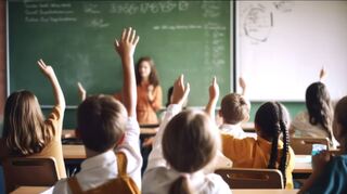 Aus eigener Erfahrung weiß Studentin Leonie Stahl, dass neben dem Unterricht auch noch viel Zeit für Gespräche, Vorbereitung und Betreuung der Kinder benötigt wird. Eine Herausforderung für die künftige Lehrerin.