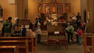 Der Altarraum des Gotteshauses füllt sich schnell. Die Besucher erhalten am „Maus“-Tag die Möglichkeit, die katholische Kirche einmal abseits der normalerweise zugängigen Areale kennenzulernen.