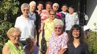 Unter dem Motto „Grillen statt Bingo“ versammelt sich die Gruppe bei Vorsitzender Renate Schöner (l.) zum gemütlichen Treff.