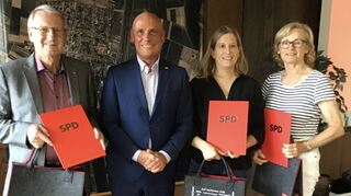 Manfred Bühler, Landtagsvizepräsident Daniel Born, Miriam Walkowiak und Liane Braun bei den Ehrungen zum Abschluss der Hauptversammlung.