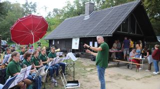Unter der Leitung von Erik König spielen die Musiker als Gastgeber während des beliebten Kartoffelfestes an der Grillhütte stimmungsvolle Stücke.