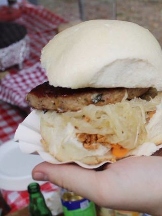 Der neue „Saumagenburger“ ist während des Festes besonders beliebt und dürfte auch 2024 wieder im Angebot zu finden sein.