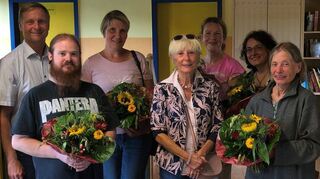 Mit viel Wehmut und Blumen verabschiedeten Kinderschutzbund-Vorsitzender Thomas Birkenmaier (l.) und seine Stellvertreterin Barbara Itschner (M.) die ehemaligen Hort-Mitarbeitenden (v. l.) Sören Hasert, Claudia Barth-Lorenz, Silvia Quintel, Silvia Treiber sowie die langjährige Hortleiterin Elli Pioro.