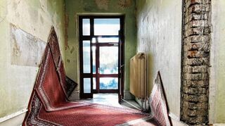 Hinter dem Eingang liegt die Installation von Inessa Siebert.
