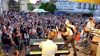 Nach der Corona-Zwangspause sehr gut besucht: Der Hockenheimer Mai 2022 hat viele Besucher angezo-gen, unter anderem bei Amokoma ist vor der Kirchenstaffel kaum ein Durchkommen.