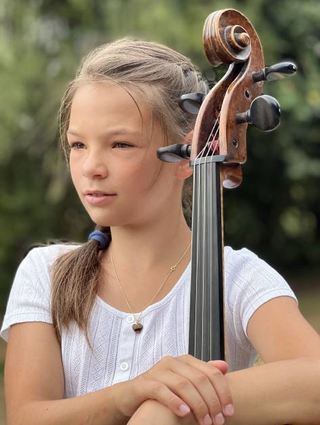 Anouk-Minou Toth spielt das Violoncello.