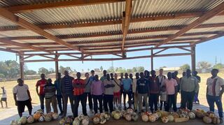 Bei der Ballverteilung auf Ukerewe, ein District in der Region Mwanza, bekommen Vertreter der örtlichen Vereine und Schulen Bälle ausgehändigt.