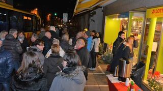 Zum Candlelight-Shopping sind im vergangenen Jahr auch in Rohrhof sehr viele Men-schen unterwegs, der Shuttlebus ist gut ausgelastet.