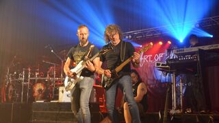Patrick Volk und Stefan Brandt an den Gitarren sorgen für die Melodie – „Art of Rock“ sind in der Mehrzweckhalle der Stimmungsgarant, der die Halle in eine Partyzone verwandelt.
