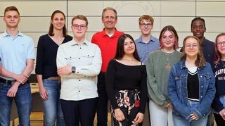 Dem Team des Jugendgemeinderates gehören (v. l.) Rathausmitarbeiterin Anna-Lena Schneider, Florian Michael Deutsch, Bürgermeister Dr. Ralf Göck, Arthur Böhme, Sevita Mansori, Carolina Herm, Florine Büchner, Stanley Noël, Eva-Maria Wehling und Dominik Reul an.