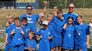Das inklusive Fußballteam der Klassenstufe sechs der Karl-Friedrich-Schimper-Gemeinschaftsschule mit seinen Lehrern Tizian De Maria (l.) und Jannis Gottinger (r.) hat am Unified-Cup von Special Olympics Baden-Württemberg teilgenommen.