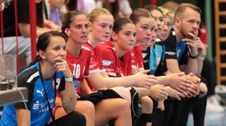 Bären-Trainerin Franziksa Steil (l.) und ihr Team haben einen Sieg gegen Mainz fest im Blick.