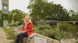 Pfarramtssekretärin und Umweltbeauftragte Astrid Kaberna-Zelt sucht für den „Grünen Gockel“ der evangelischen Kirchengemeinde weitere Mitstreiter.