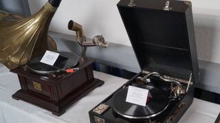 Diese Grammophone sind aus den Jahren 1928 und 1930 – zwei historisch richtig edle Stücke. Derlei Kleinode der Mediengeschichte sind in der Ausstellung „100 Jahre Radio und Medien“ zu besichtigen.