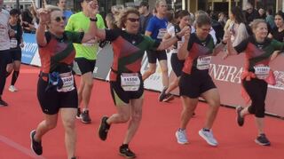 Vier auf einen Streich beim Zieleinlauf: Tatjana Marquassova (v. l.), Conny Lang, Claudia Tokouzi und Christina Epp kommen in bester Laune an.