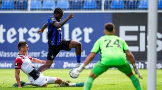 Mannheims Torschütze Charles-Jesaja Herrmann ist einen Schritt schneller als sein Gegenspieler.