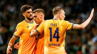 Hoffenheims Florian Grillitsch (l.), Grischa Prömel und Maximilian Beier feiern den Treffer zum 2:1.