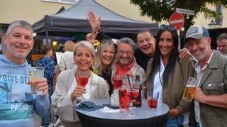 Hier herrscht beste Partylaune: Axel Walz (v. l.), Renate Eberwein, Antje und Hansi Schmitt, Jürgen und Anna Nennstiel sowie Guido Messerschmidt genießen den Aktionstag in der Innenstadt.