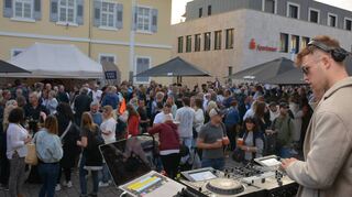 Marco Engel alias DJ „Le Skim“ aus Frankfurt legt einen Mix quer durch alle Genres auf und versorgt die Besucher mit der passenden musikalischen Begleitung beim Schwetzinger Herbst.