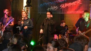 Bei „Beyond this Summer“ rocken unter anderem Daniel Ueltzhöffer, Sandra Ueltzhöffer, Elias Herrmann, Nicolai Leiser und Marco Bierbauer die Menge.