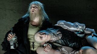 Bildstark inszeniert: Rahel Weiss (Sir Toby Rülps, links) und Rocco Brück (Sir Andrew Bleichenwang) in Shakespeares „Was ihr wollt“.
