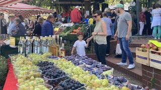 Jede Menge frisches Obst und Gemüse sowie Nüsse lassen am Stand von Harald Hund den Besuchern das Wasser im Munde zusammenlaufen - auch den Vegetariern.