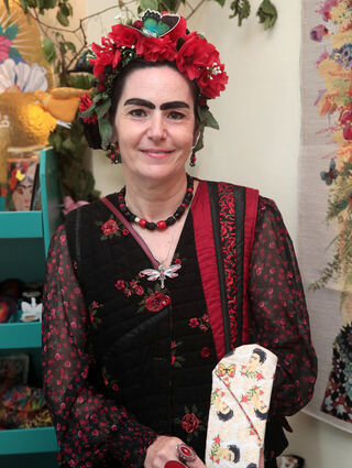 Hertha Werner hat Arbeiten mit ihr ge-fertigt und tritt als „Frida Kahlo“ auf.