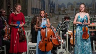 Jede für sich ein großes Nachwuchstalent: Tabea Monzer (v. l.), Anouk-Minou Toth und Clara Wedel begeistern mit ihrem Auftritt beim Mozartfest im Schwetzinger Rokokotheater.
