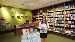 Inhaberin Geneviève Gansler präsentiert stolz die neu gestalteten Räume ihrer Buchhandlung, die jetzt nicht nur größer ist, sondern auch mit frischen und freundlichen Farbanstrichen punktet.