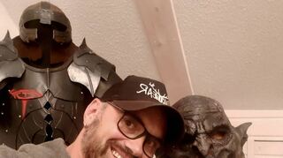 Sascha Kraft präsentiert stolz seine selbstgebaute „Morgul-Rüstung“ und die Ork-maske, die er aus Dänemark erworben hat.