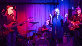 Die Band „Suitcase of Grace“ mit Bassist Daniel Castillo (v.l.), am Schlagzeug Roger Münzenmayer, Sängerin Grace Münzenmayer und an der Gitarre Frank Sponagel bietet eine breite Mischung an eigenständigen Folk-Rock-Titeln im Alten Bahnhof.