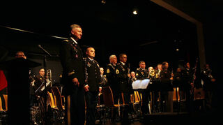 Commander und Dirigent ScottMcKenzie (l.) und seine Band begeisterten mit einem bunten Programm.