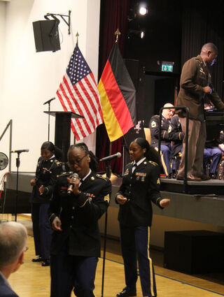 Die gesangliche und tänzerische Darbietung von First Lieutenant Jac´kel Smalls und ihren Kameradinnen sorgt für Stimmung im Lutherhaus.