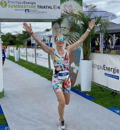 Anna Czinszky läuft sichtlich zufrieden und erleichtert bei ihrem ersten Triathlon durchs Ziel.
