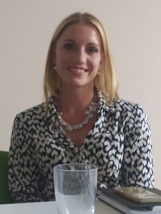 Anna Czinszky berichtet in der Redaktion von ihren Erfahrungen mit Diabetes und dem Leben mit dieser Krankheit.