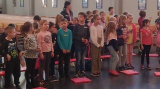 Beim Singen zu Beginn präsentieren sich die Kinder zwar etwas unaufmerksam, aber trotzdem interessiert - und teilweise überraschend textsicher.