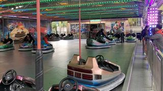 Der Autoscooter darf bei der Eppelheimer Kerwe natürlich nicht fehlen und lockt viele Besucher an.