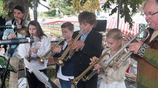Auch beim Herbstmarkt bei der Villa Meixner spielen die Mitglieder der Jugendmusikschule zusammen mit ihren Lehrern auf der Veranstaltungsbühne und zeigen den Besuchern, was sie bereits gelernt haben.