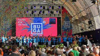 Konfettiregen zum Abschluss in Mannheim: Alle Mitarbeiter der Buga kommen bei der Abschlussveranstaltung der Bundesgartenschau auf die Bühne. Sie haben „Unglaubliches geleistet“, heißt es.