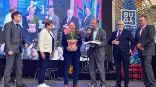 Fahnenübergabe als offizieller Schlusspunkt (v.l.): Horst Fischer, Karola Geiß-Netthöfel, Christian Specht, Michael Schnellbach, Jochen Sandner und Hajo Hinrichs.